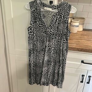 Good condition, very comfortable black and white cheetah print dress.
